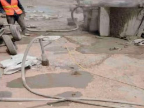 行唐水泥混凝土路面板底注浆技术 路面脱空注浆整治方案